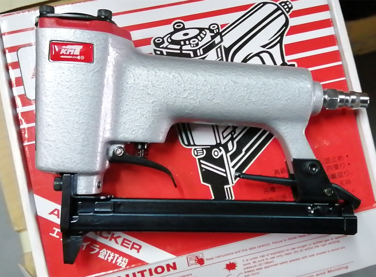 Taiwan KMT pneumatic code nail gun J1013 door nail U type nail shooting nail J413 gun nail 1010F seat leather cushion nail snatched