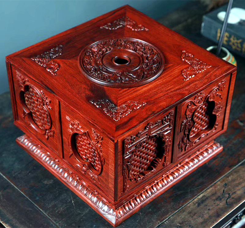 乾隆年製琉璃盒 乾隆年製琉璃盒 A tin box and cover Zhong Xin Kai Ji mark, Qing