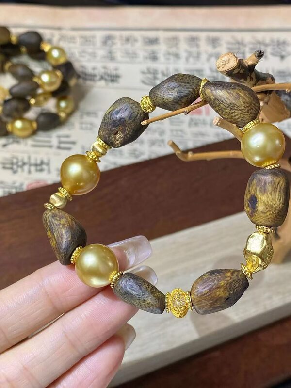 New Chinese-Style Bracelets with a Warm, Natural Feel, Featuring One Bead Per Strand, Exuding an Oriental Elegance with the Aroma of Agarwood and the Beauty of South Sea Gold Pearls