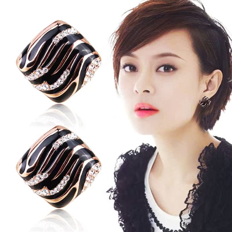 2019 new Sun Li with the same short hair earrings feminine temperament simple and versatile female big ear needle ear buckle thin