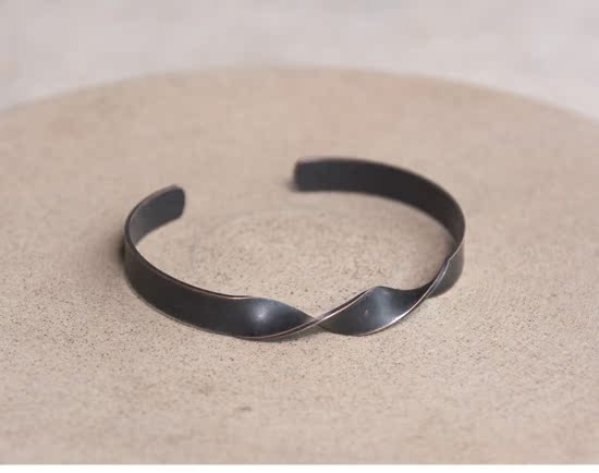 Vòng đeo tay bằng đồng cũ Hàn Quốc đơn giản mẫu nữ hoang dã Châu Âu và Mỹ cá tính vòng tay bạc