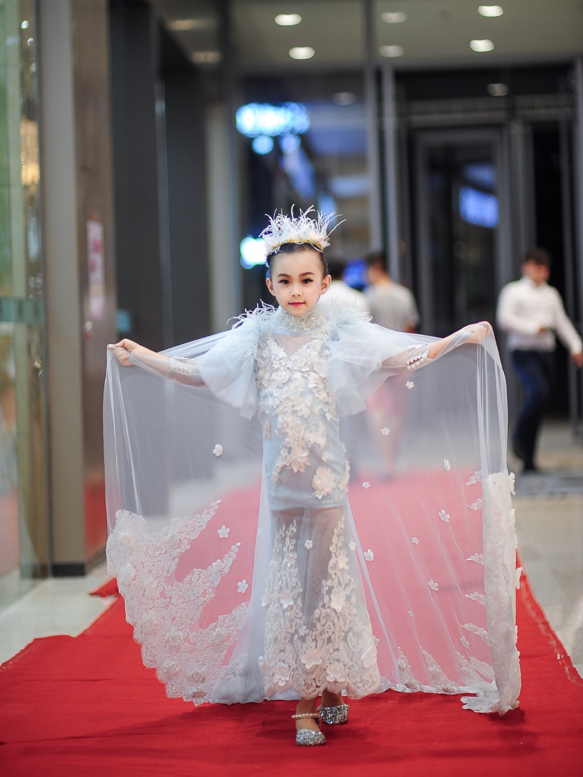 Váy dạ hội cao cấp cho trẻ em nữ catwalk cô gái đuôi lớn mô hình màu xanh sáng tạo bầu không khí túi váy váy trẻ em hàn quốc