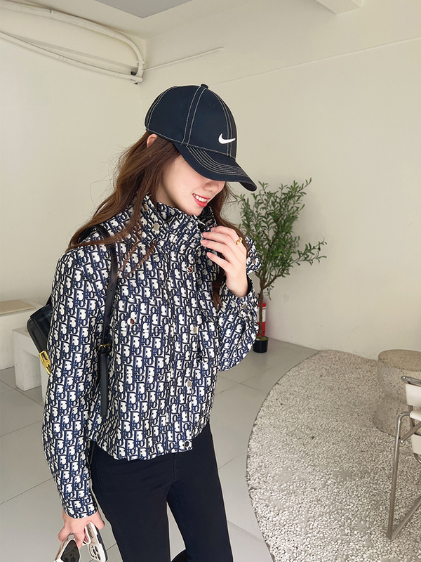 Popular Luxury Jacquard Letter-Print Loose Hooded Short Jacket for Petite Women, Fashionable Casual Top