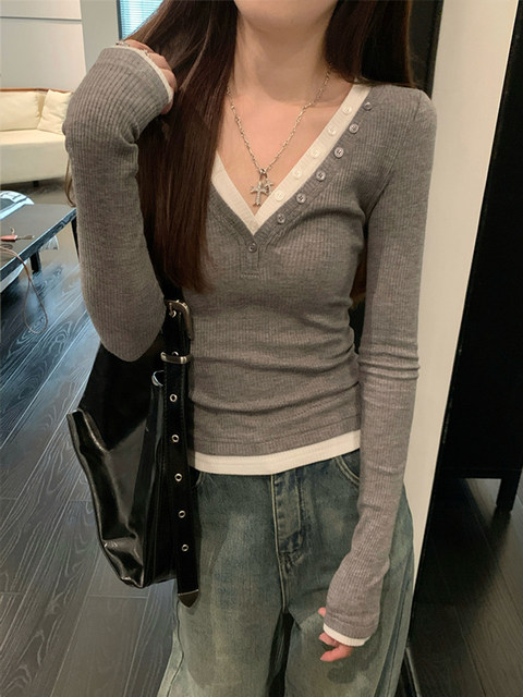 Trendy Korean Style T-Shirt for Women, 2025 Autumn, Color-Blocked V-Neck with Button Design, Faux Two-Piece, Stunning Top