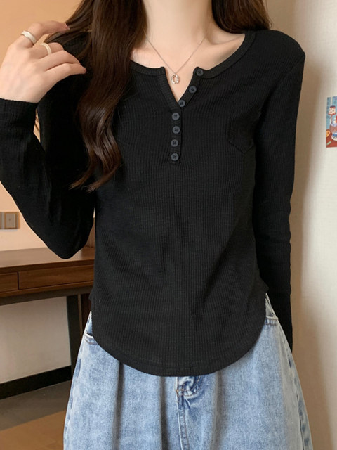 Thin V-Neck White Long-Sleeved T-Shirt for Women 2024 Autumn Design with Curved Hem and Ribbed Short Top