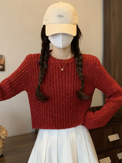 Fashionable and Sophisticated Unique Sweater for Women in Autumn and Winter with Fine Shimmer Design, Round Neck, Stylish Short Top