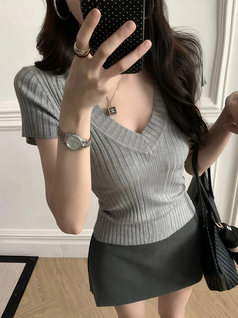 Solid Color Simple Deep V-Neck Short-Sleeve Knit Top for Women, Summer Slim Fit with a High-End Feel, Versatile and Elegant