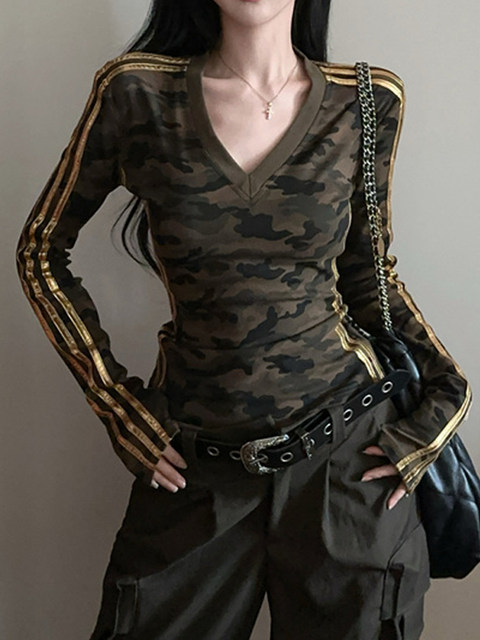 American-Style Spicy Girl Retro Camouflage High-End T-Shirt for Women, Regular Shoulder, Slim Fit, V-Neck, Striped, New Autumn Top