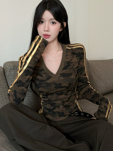 American-Style Spicy Girl Retro Camouflage High-End T-Shirt for Women, Regular Shoulder, Slim Fit, V-Neck, Striped, New Autumn Top