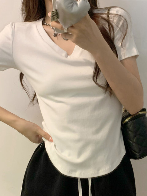 Irregular Black V Neck Short-Sleeved T-Shirt for Women, New Summer Korean Style Slim-Fitting Half-Sleeved Curved Hem Top, Short Style Trendy