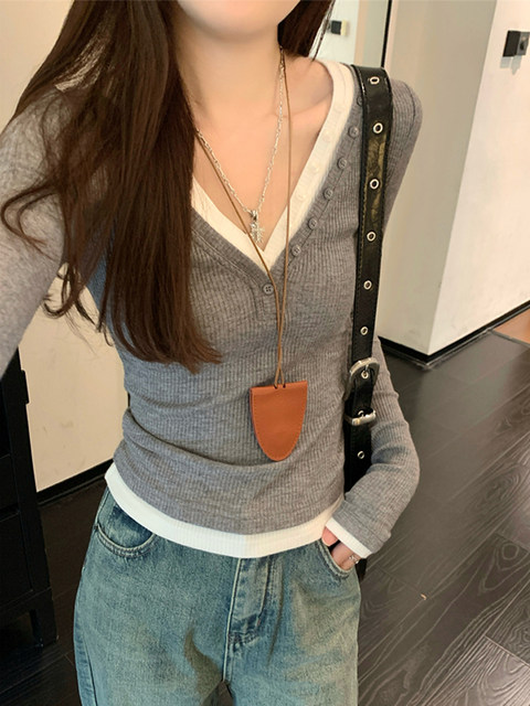 Trendy Korean Style T-Shirt for Women, 2025 Autumn, Color-Blocked V-Neck with Button Design, Faux Two-Piece, Stunning Top