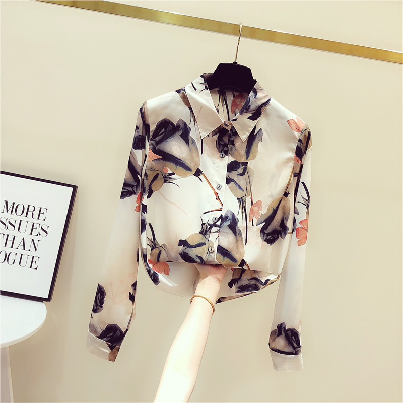 South Korea's Spring and Autumn new retro design sensation Little crowdprinting Snow spinning undershirt women's fashion Nehitch Shirt Tide