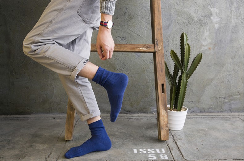 18 mùa thu mới và mùa đông retro đôi kim rắn màu ống vớ nam cotton dày ấm nam vớ dày kim vớ thủy triều tất adidas cổ ngắn