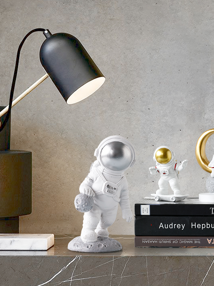 Astronaut decoration desk decoration decoration small objects Living room bedroom Dormitory desktop desk Astronaut model