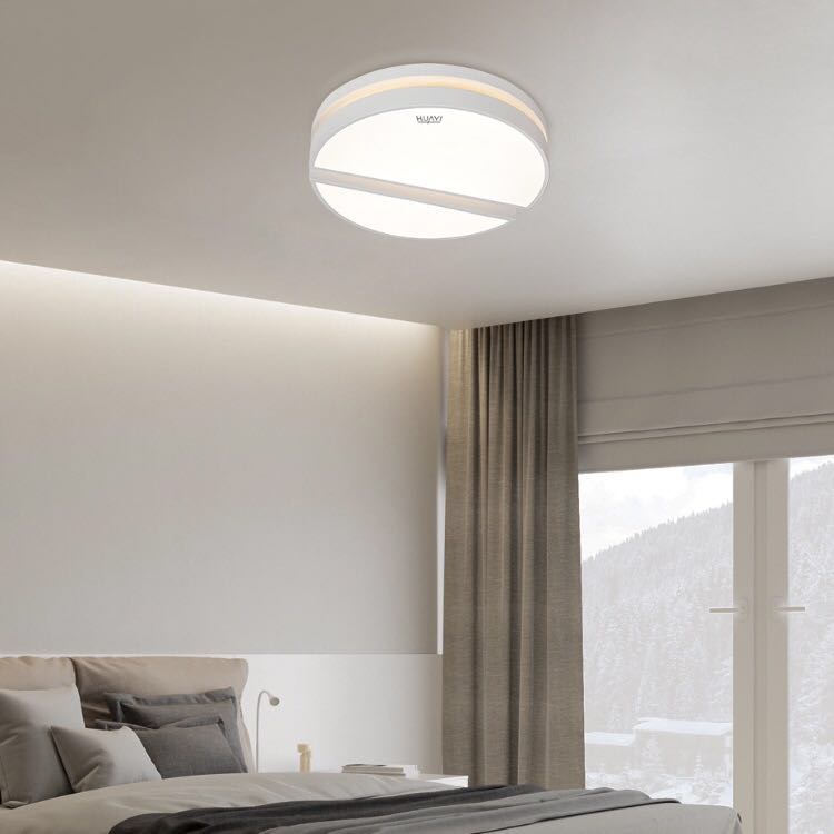 A small round suction light with a small round of condensed fat