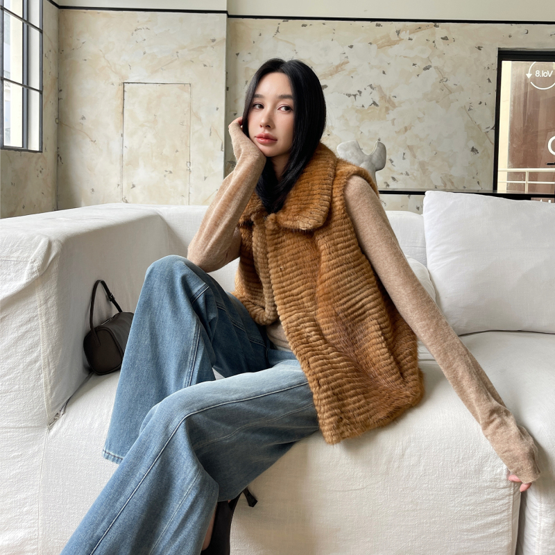 2026 Winter New Horizontal Stripe Pattern Mink Fur Vest with Zipper and Turn-Down Collar, Short Mink Coat for Women 2026 Winter New Horizontal Stripe Pattern Mink Fur Vest with Zipper and Turn-Down Collar, Short Mink Coat for Women
