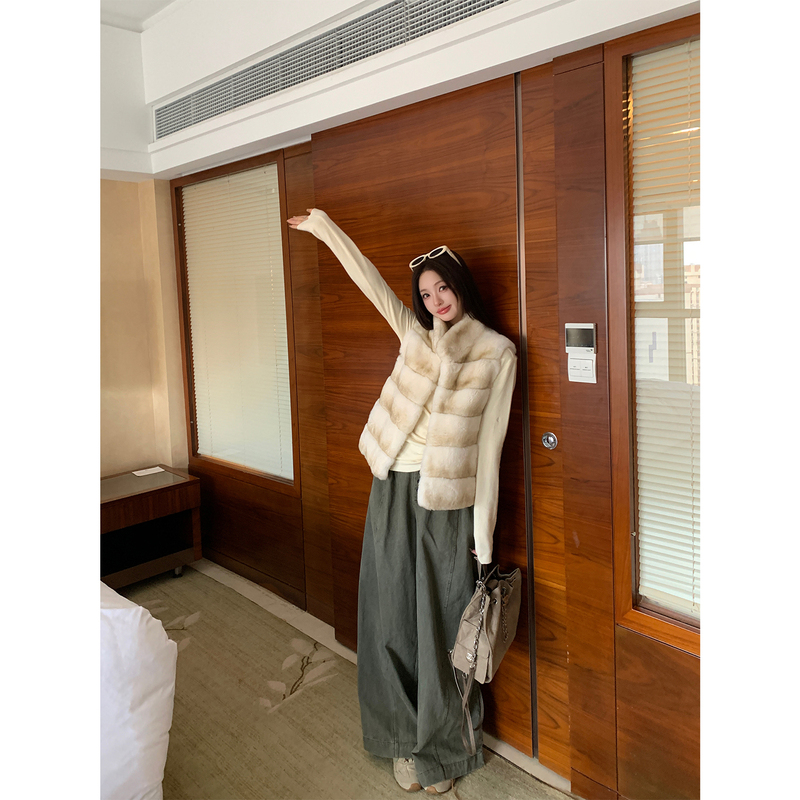 2026 Autumn/Winter New Totoro Full Fur Rabbit Fur Vest Women's Fur Coat Short Fur Vest with Horizontal Pattern and Stand Collar 2026 Autumn/Winter New Totoro Full Fur Rabbit Fur Vest Women's Fur Coat Short Fur Vest with Horizontal Pattern and Stand Collar