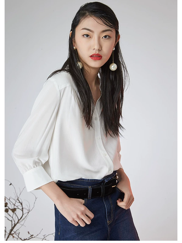 Eiger Etam nữ màu rắn thời trang cổ chữ V cắt tay áo sơ mi giản dị 8E011406386 áo sơ mi tay ngắn