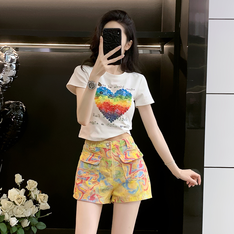 Trendy Short T-Shirt with Rhinestone Heart Print for Women, Short-Sleeved, Summer Design, Regular Shoulder, Slim Fit, Half-Sleeve Top