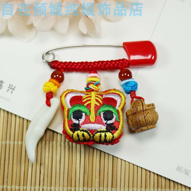 Em bé sơ sinh bé Dragon Thuyền Lễ hội thêu ngải cứu đầu hổ ác linh bị sốc với treo mặt dây an toàn trâm - Trâm cài huy hiệu kute