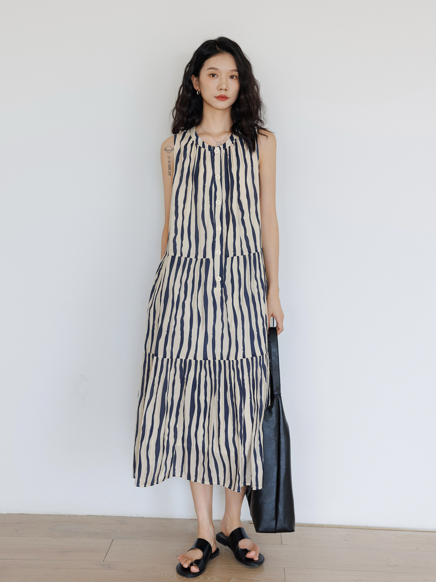 松弛感背心连衣裙女夏季2025新款：度假风来袭，轻松穿出优雅气质！-连衣裙-淘宝好物网