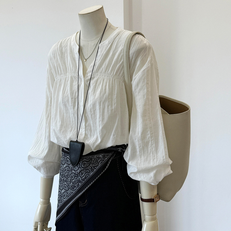 Highly Recommended! Early Spring Outfit~ French Retro White Small V-Neck Design with a Relaxed Texture for Work Shirts
