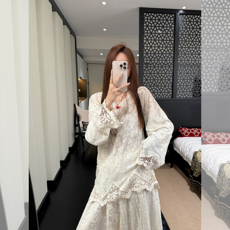 Zhang Seshi 26 Spring/Summer Collection'Secret Rhyme Blooms' Off-White V-Neck Hollow Lace Inner Layering Top Loose Fit Layered Blouse