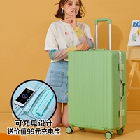 Чистая красная алюминиевая коробка зарядка трава зеленая