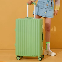 Чистая красная алюминиевая рама стиль трава зеленая