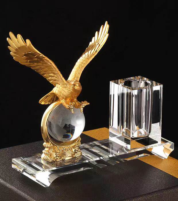 Large exhibition Hongtu Old Eagle pen holder crystal globe High-end Pen Holder Business Office Gift Enterprise Meeting Customized