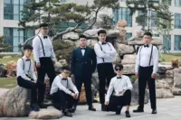 Черные штаны, рубашка