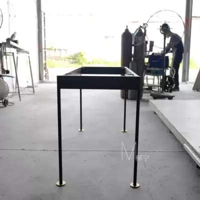 It is said that it looks like a table leg of a grill made by Moning A058.