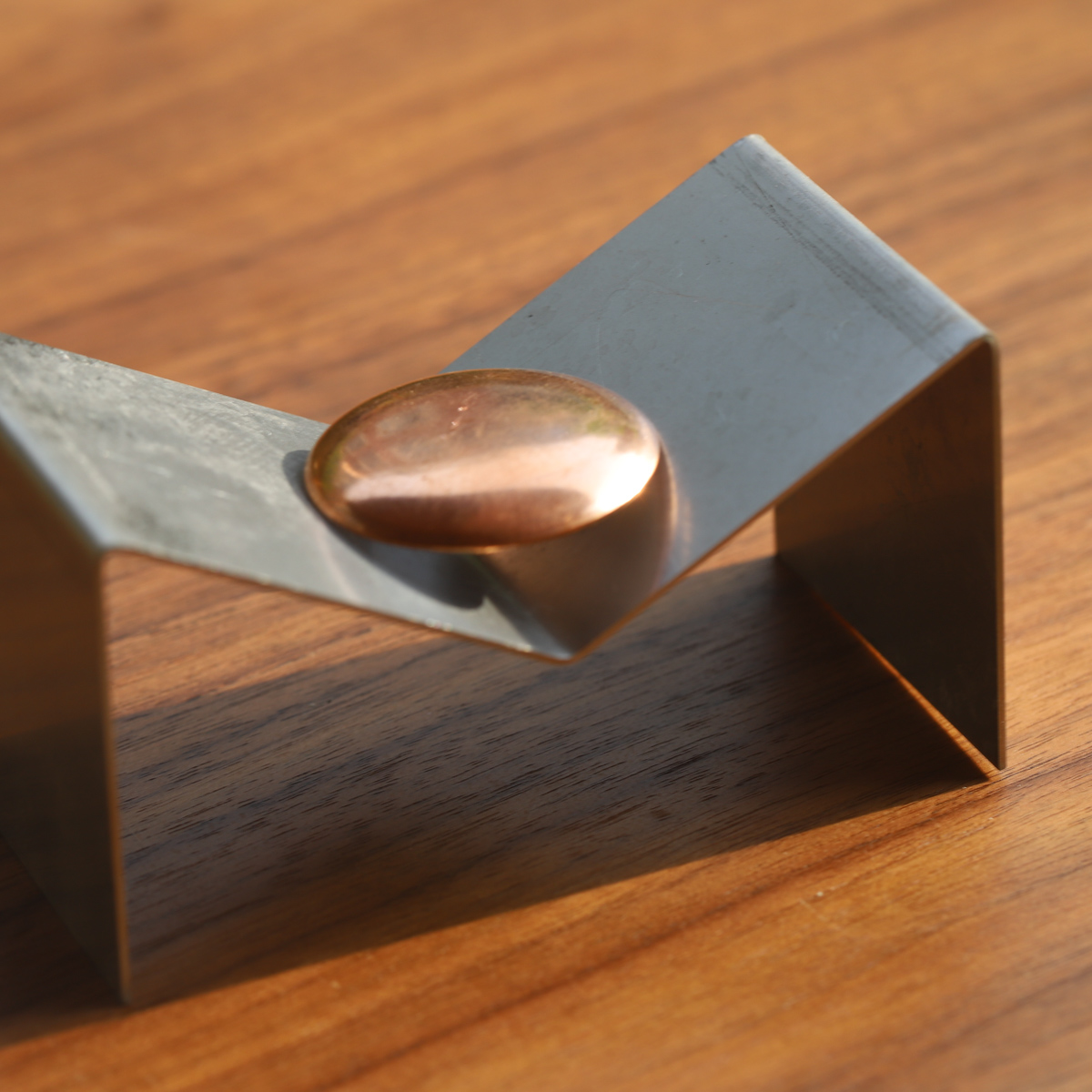Non-dropping slag pollution-free bracket M-Taobao for enamel jewellery welding