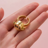 Внутри находятся механизмы, кольца дружбы для хороших друзей, лучшие друзья, небольшие подарки для друзей, жетоны лучших друзей, подарки на выпускной.