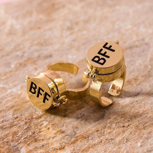 Внутри находятся механизмы, кольца дружбы для хороших друзей, лучшие друзья, небольшие подарки для друзей, жетоны лучших друзей, подарки на выпускной.