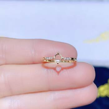 Classic 18k gold ring with moissanite diamond