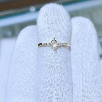 18k gold ring with moissanite diamond