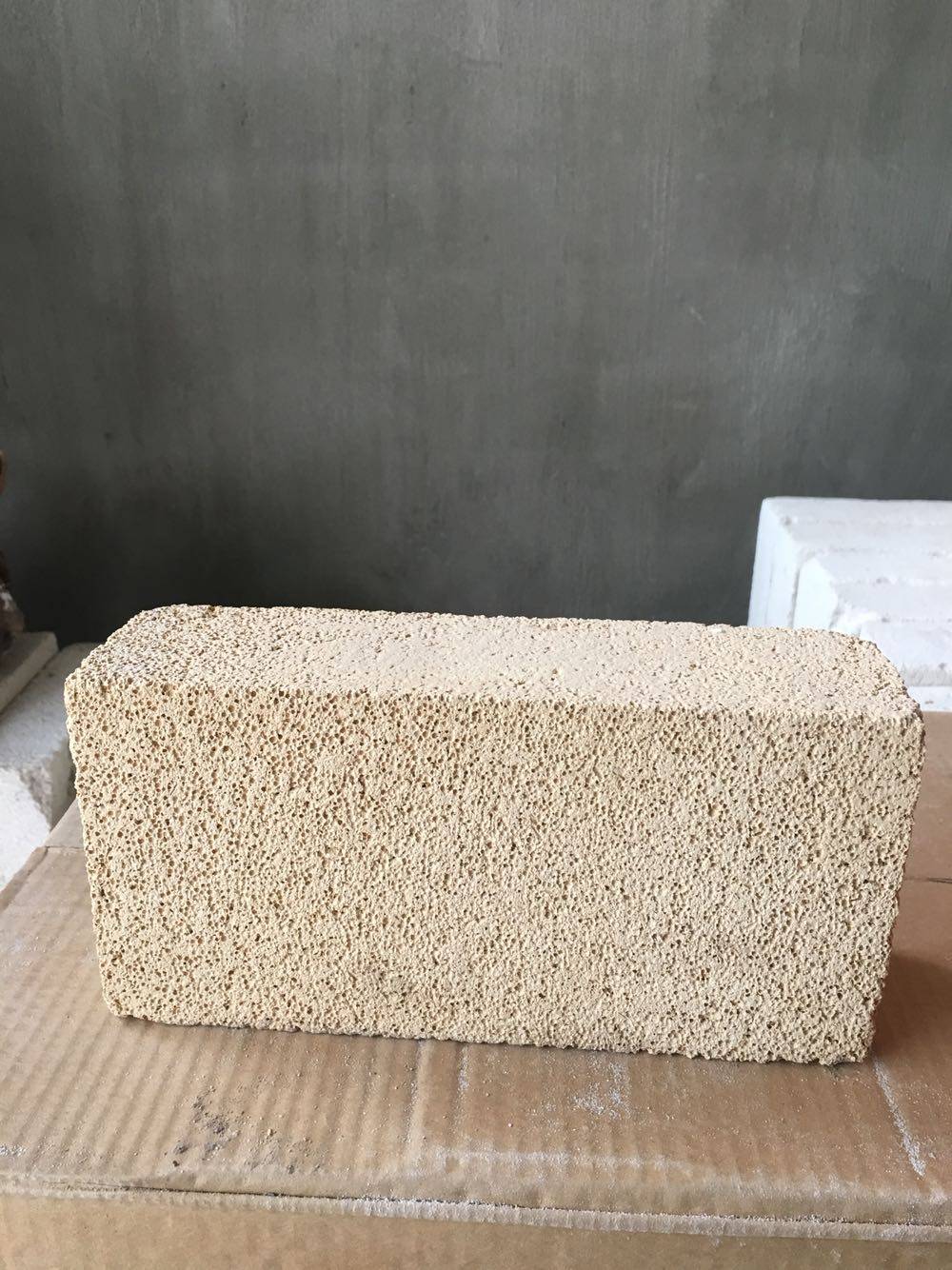 High Aluminum Poly Light Brick Insulation Brick Insulation Brick 1200-degree Refractory Insulation 230 * 114 * 65mm Environmental Protection