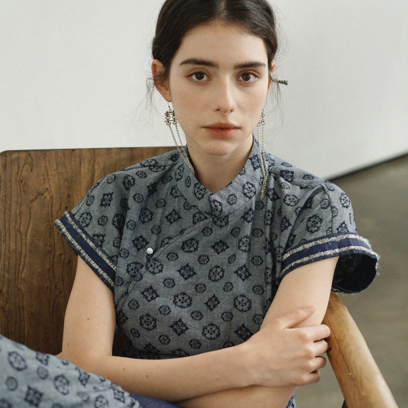 Women's 2026 Spring/Summer New Arrival: Denim Jacquard Asymmetrical Vest Shirt, Right Bank of the Ergun River Style Women's 2026 Spring/Summer New Arrival: Denim Jacquard Asymmetrical Vest Shirt, Right Bank of the Ergun River Style