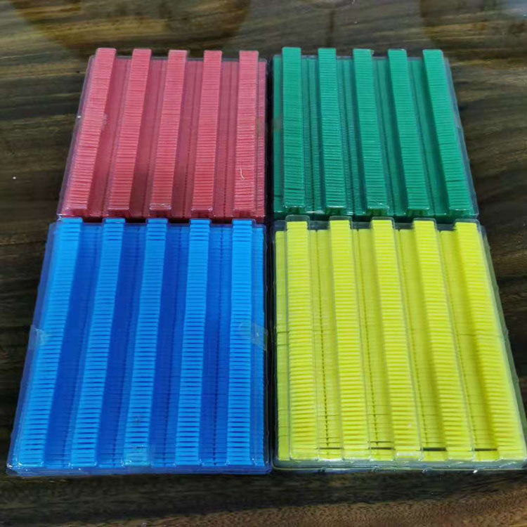 The new thickened baccarat card box lock card playing card sealing box disposable buckle can play serial number