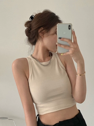 Короткая белая майка без рукавов, в американском стиле, в обтяжку