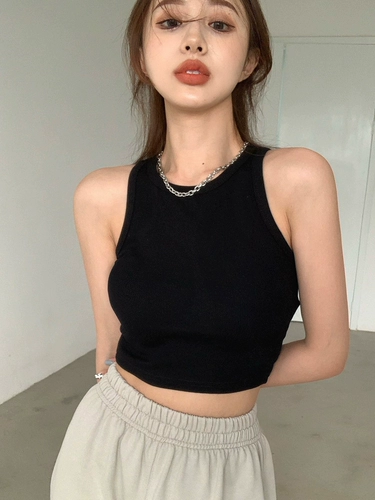 Короткая белая майка без рукавов, в американском стиле, в обтяжку