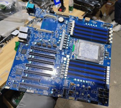 Серверная материнская плата Gigabyte MZ32-AR0 AMD EPYC, материнская плата mz32 aro.Проход цел,