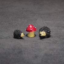 Hedgehog mushroom childrens house toys for boys and girls ornaments mini cute ultra-small miniature simulation animal model