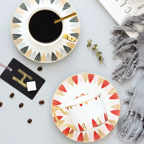 Кофейный креативный комплект для влюбленных, ароматизированный чай, чайная чашка, керамический послеобеденный чай для домашнего использования, ложка, простой и элегантный дизайн