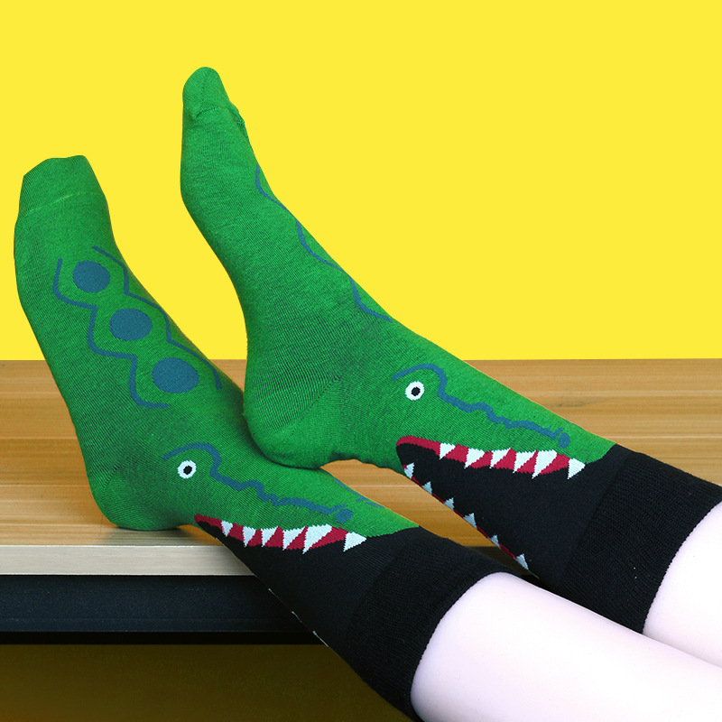 Creative and Quirky Cartoon Crocodile and Shark Mid-Calf Sports Socks for Men and Women, European and American Style, Personalized Street Fashion, Skateboard Trendy Socks