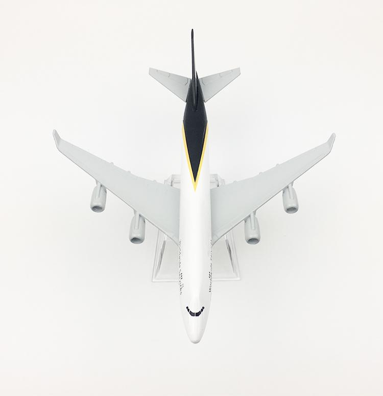 Máy bay chở hàng UPS Mô hình máy bay Boeing 747 Mô phỏng máy bay chở hàng hợp kim con lắc tĩnh 16CM mô hình nhân vật
