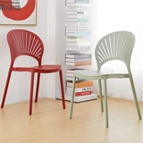 Северный обеденный стул Домохозяйство простое белое кресло с оболочкой. Наружная целая установка может сложить красные пластиковые полые стулья