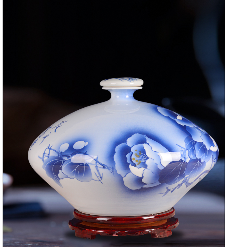 Bottle is blue and white porcelain of jingdezhen ceramic art hand - made peony empty bottles 10 jins sealed Bottle furnishing articles