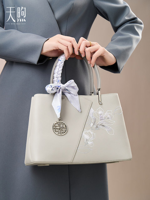 Pmsix Tianxu Yulan Chinese-Style Handbag, Elegant Embroidered Women's Bag for Middle-Aged Mothers, Suitable as a Gift for Elders